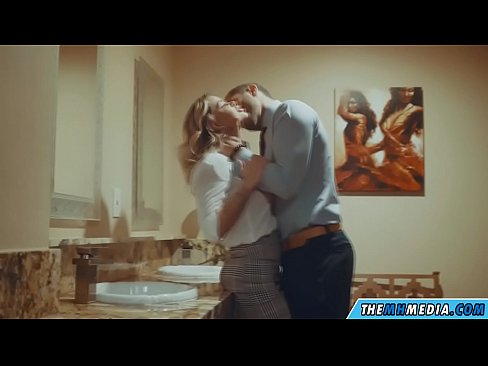 ❤️ Pamene blonde wabusty akunyengererani m'chimbudzi cha anthu onse Zolaula zamtundu wabwino pa ife% ny.pornoboden.ru% ❌❤